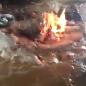 السيل يداهم مجموعة من الشباب خلال "كشتتهم"