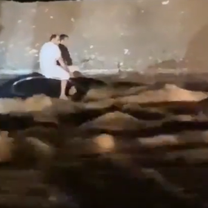 فيديو | السيل يحتجز مجموعة من الشباب في سلطنة عمان