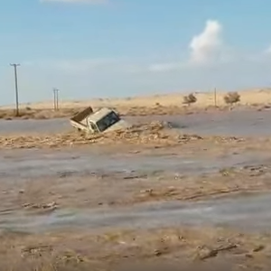 رغم التحذيرات المتكررة من خطر السيول إلا أن البعض يلقي بنفسه إلى التهلكه.. شاهد