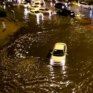 أنقذ نفسك من خطر السيول بتعلم كيفية قيادة السيارة عند حدوثها