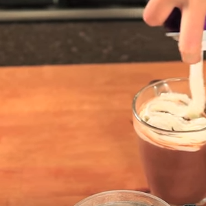 طريقة عمل الشوكلاته الساخنة لمزيد من الدفء في الشتاء