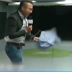 مذيع صيني يطير أثناء تغطيته لأخبار الطقس من شدة الرياح