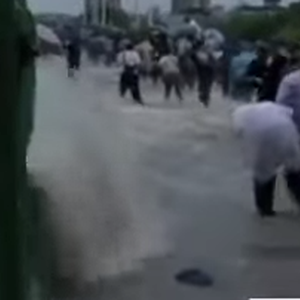 شاهد أكبر موجة مد  تضرب الصين منذ سنوات بسبب "دوجوان"