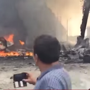 اللحظات الأولى بعد سقوط طائرة إندونيسية فوق حي سكني