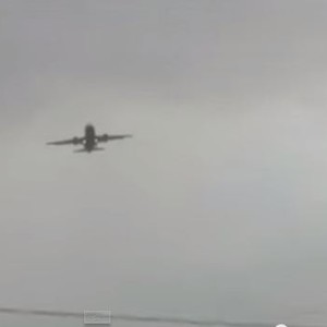 الرياح العاتية ببريطانيا تمنع طائرة من الهبوط 