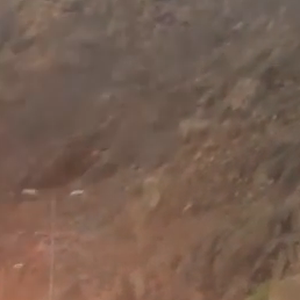 أمطار غزيرة تغلق طريق جبل الكرا بالطائف أمس 