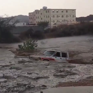 لحظة جرف السيل لمركبة بداخلها سائقها في الطائف