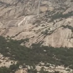 مواطن يرصد مشهد بديع لشلال الجبل الأبيض ببني مالك