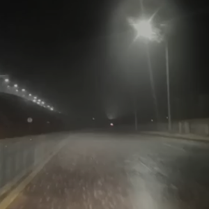  العقبة | ارتفاع منسوب المياه بشكل ملحوظ يغلق حي الشلالة 