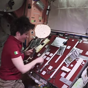 شاهد معاناة رواد الفضاء خلال إعدادهم وجبات الطعام