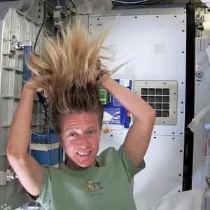 بالفيديو : كيف يغسل رواد الفضاء شعرهم رغم انعدام الجاذبية ؟