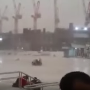 فيديو يوضح قوة العاصفة التي ضربت الحرم المكي وسط صراخ ودعوات الناس