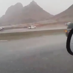 بالفيديو : أمطار غزيرة جنوب غرب المدينة المنورة عصر السبت 