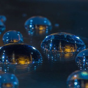 معالم سياحية داخل قطرات الماء.. طريقة مبتكرة في التصوير