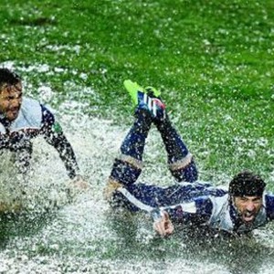 الأمطار تحول ملعباً في المغرب إلى بركة مياه