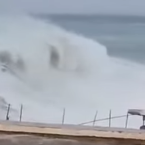 بالفيديو: ارتفاع الأمواج على سواحل حضرموت وإخلاء السكان