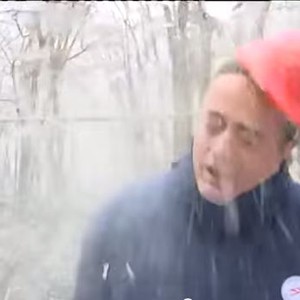 وزير يتعرض لضربة بكرة ثلجية خلال حديث تلفزيوني