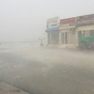 بالصور: أمطار الخير تتساقط على مناطق مُتفرقة من الدولة 