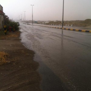 بالصور: تساقط الامطار بشكل نادر على أجزاء من شرق السعودية