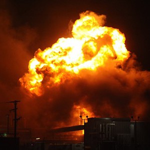 لحظة انفجار مولد كهربائي بجازان نتيجة الأمطار 