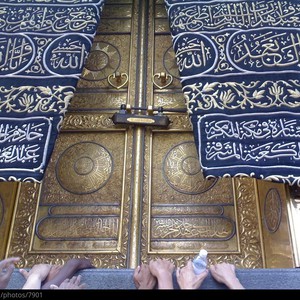 بالفيديو: مُعتمرون يعتدون على كسوة الكعبة ويقصون أجزاء منها 