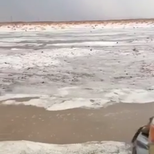 شاهد: حبات البرد تُزين أراضي شرق حائل 