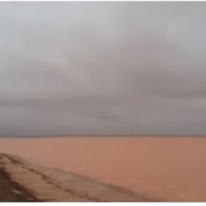 الأمطار الغزيرة في سلطنة عمان تحول مناطق واسعة الى بحيرات 