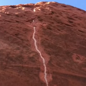 بالفيديو | مواطن سعودي يوثق مشهداَ نادراً لأثر ضربات والصواعق على أحد الجبال في منطقة تبوك