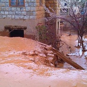 الأمطار الغزيرة والرياح القوية تتسببان بانهيار بركة ضخمة في حصرون - قضاء بشري 