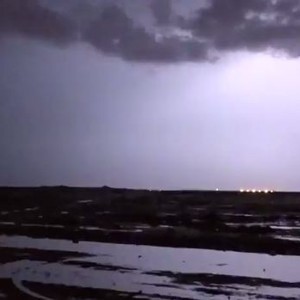 مشهد لبروق متواصلة في سماء ينبع