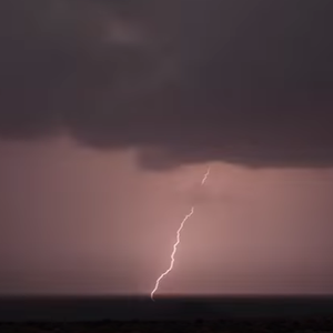 بالصور: البروق تضيء مدينة جدة وتحول ليلها إلى نهار