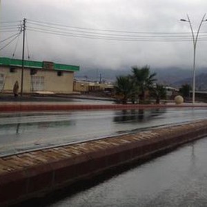 أمطار غزيرة تتساقط على تبوك 