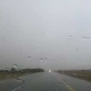 بالفيديو: أمطار غزيرة شرق محافظة الطوال في جازان الإثنين