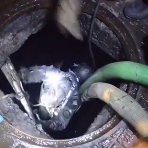 لحظة انتشال جثمان "طفل جدة" من حفرة صرف صحي