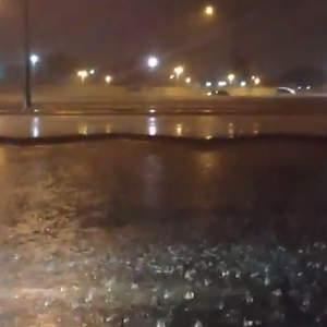  بالفيديو: شاهد غزارة الامطار التي تساقطت على ساحل جدة فجر الإثنين 