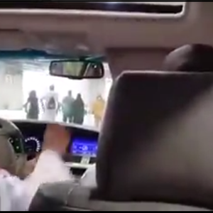 في حادثة غريبة: حاج يرمي الجمرات من داخل سيارته !