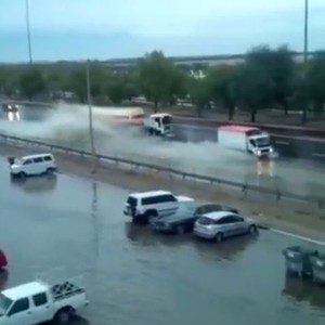 الأمطار في الإمارات تؤدي لانزلاق شاحنة كبيرة كادت أن تتسبب بكارثة 