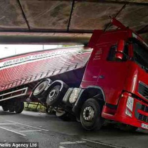 بالفيديو : حادث مروّع لسيارة اصطدمت بشاحنتين ..