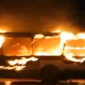 بالفيديو : حافلة تتحول إلى كتلة نار متحركة !