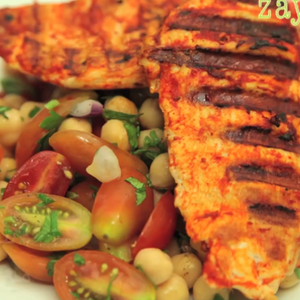 لمحبي النكهات الحارة .. جرّبوا سلطة الحمص مع الدجاج