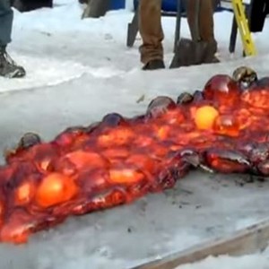 عند سكب الحمم البركانية على الجليد.. شاهد ماذا سيحدث؟