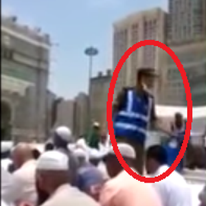 رجل أمن يرش المياه على المصلين بالحرم المكي نتيجة ارتفاع درجات الحرارة.. شاهد 