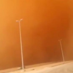 شاهد قوة العاصفة الرملية التي ضربت رفحاء