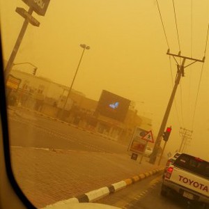 لحظة دخول العاصفة الرملية إلى رفحاء