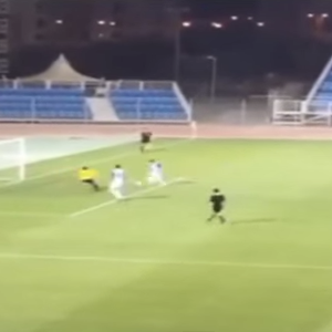لاعبان يسجلان أغرب ركلة جزاء في الملاعب العربية