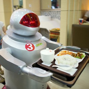 بالصور : مطعم في الصين يعتمد على الروبوتات في إعداد وتقديم الوجبات !