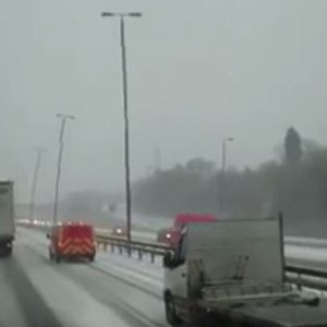  الرياح العاتية تتلاعب بأعمدة الكهرباء في بريطانيا 