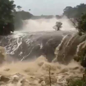 بالفيديو : شاهد كيف أصبحت شلالات "رينبو" في هاواي بعد عبور العاصفة ايزيل !  