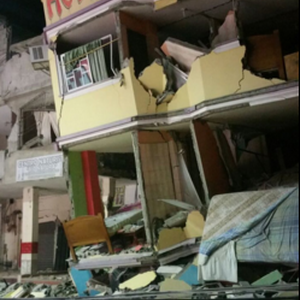 شاهد: زلزال بقوة 7.8 درجات يترك دماراً واسعاً في الإكوادور  