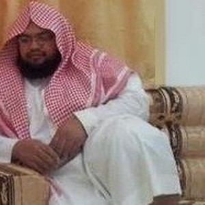 بالفيديو: شبيه "السديس" بشكله وصوته يؤم المصلين بسبت العلايا